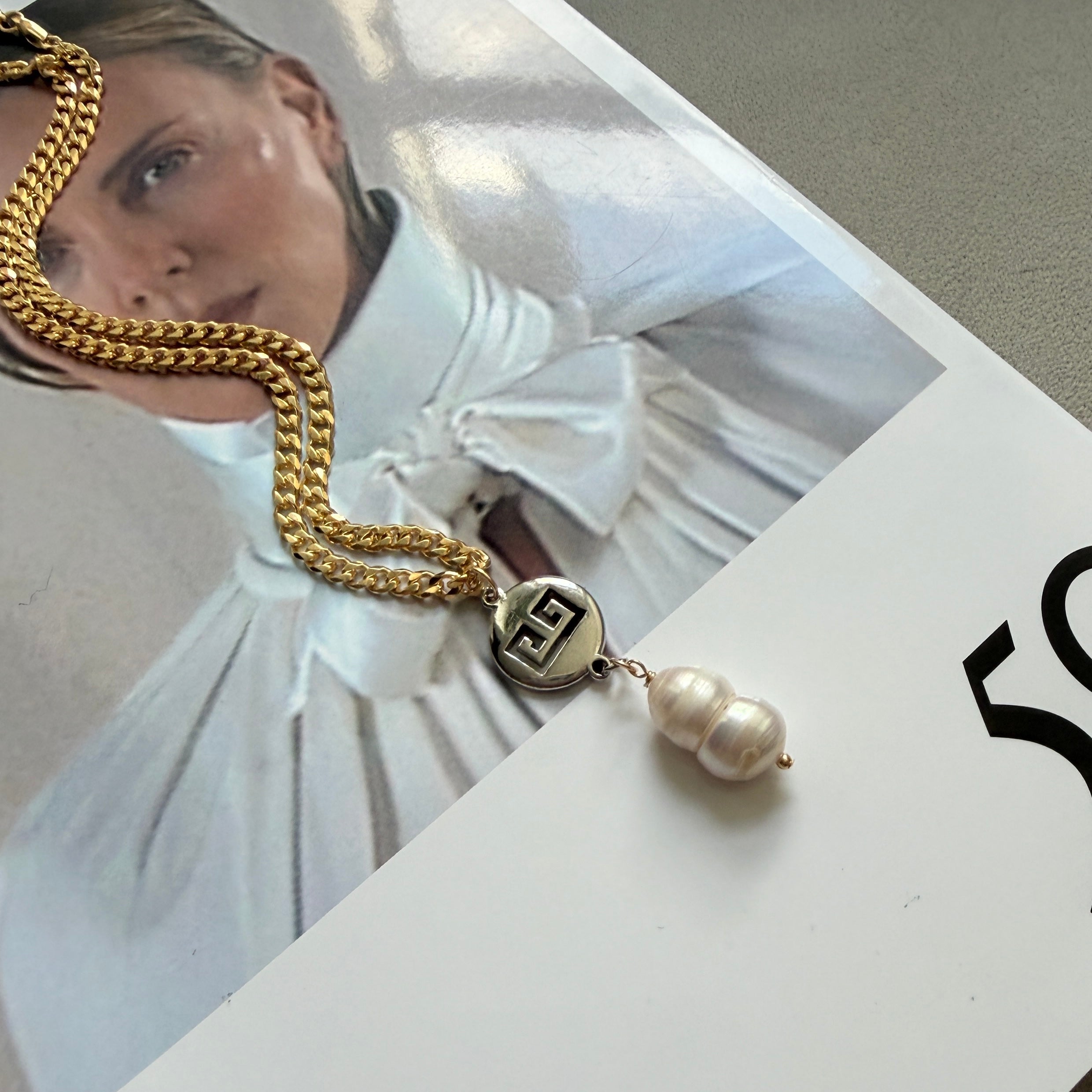 GIVENCHY ヴィンテージ ネックレス 7連 パール Vintage Givenchy Dangle Charm Pearl Pendant Necklace – Re-Dunne