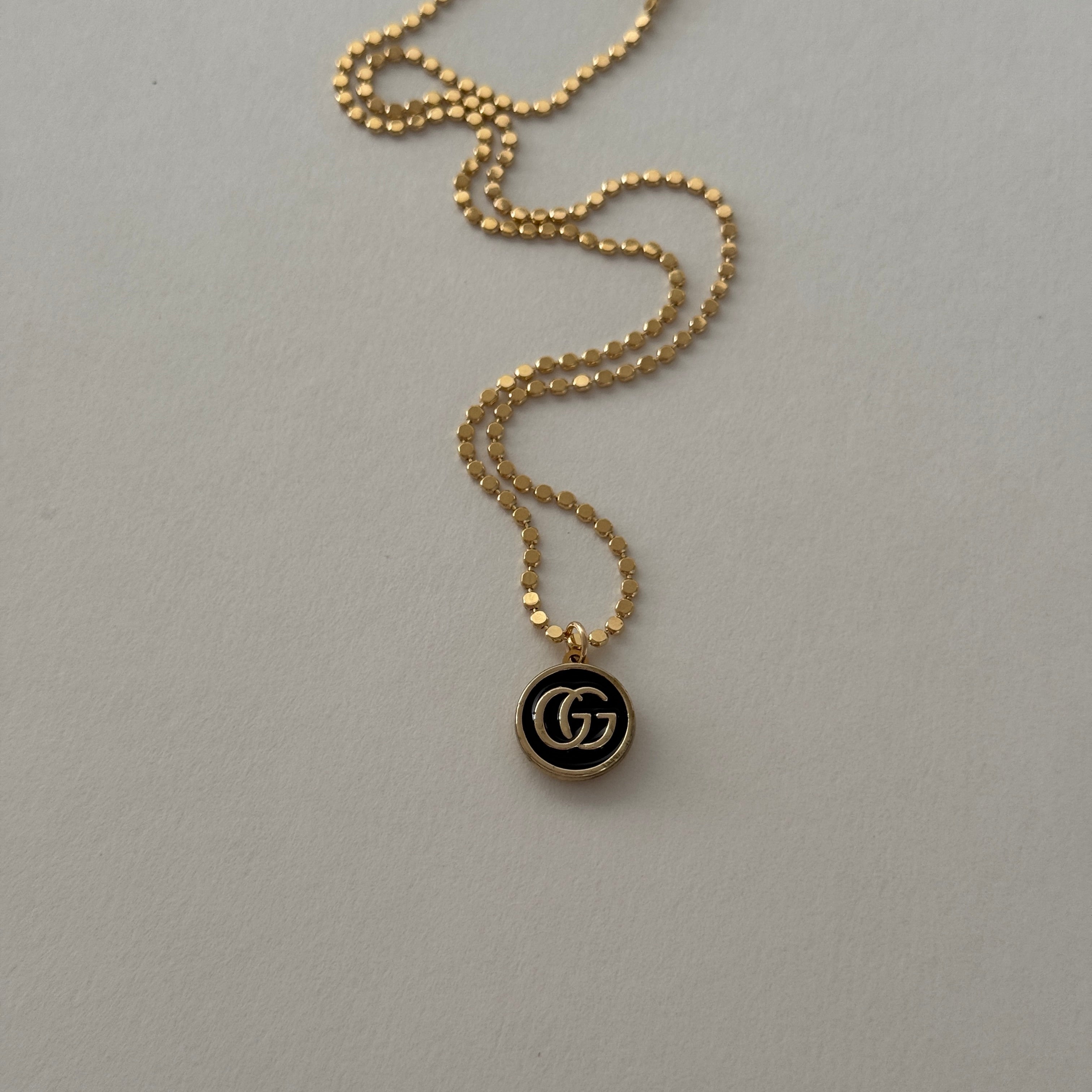 vintage mini gucci charm pendant necklace. black and gold.