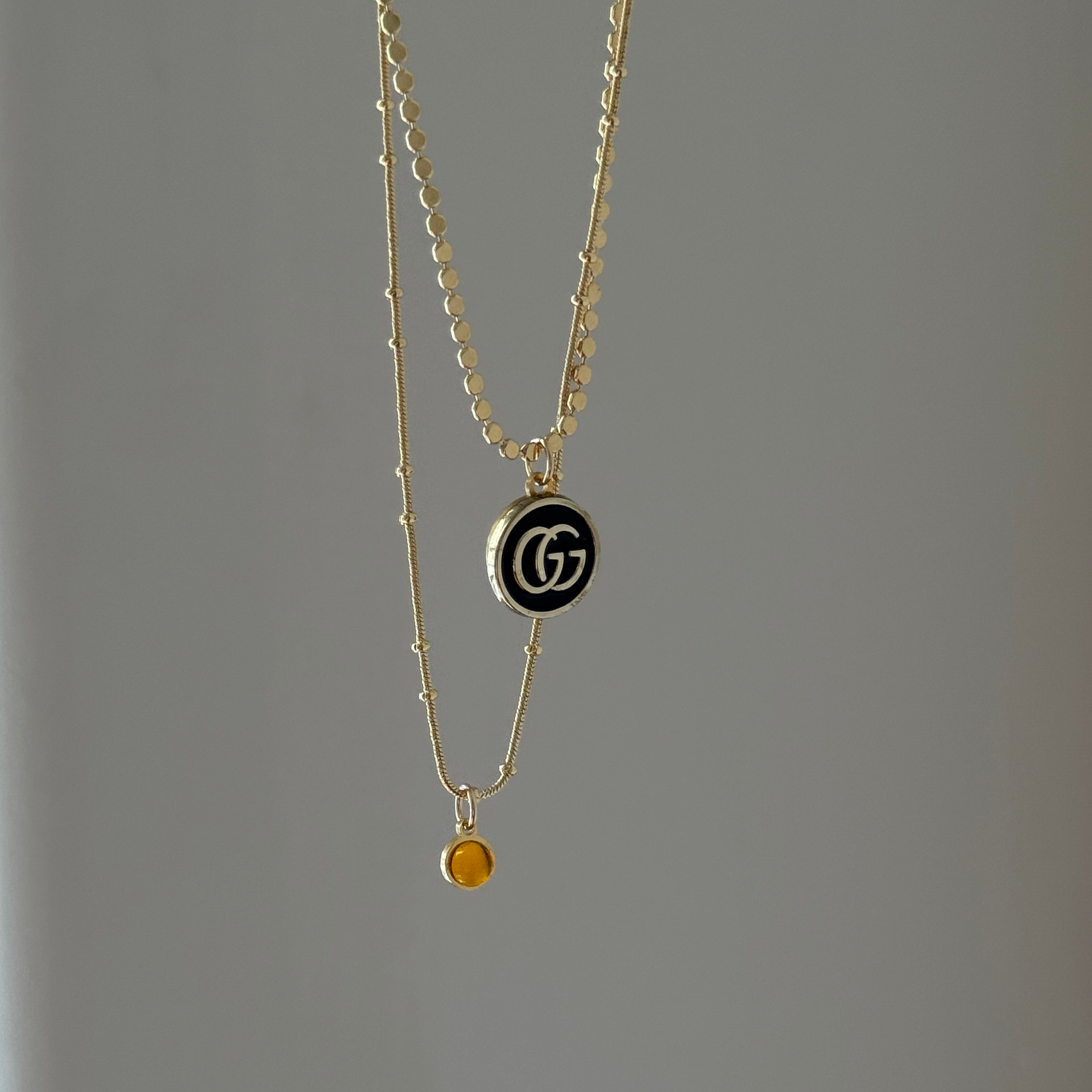 vintage mini gucci charm pendant necklace. black and gold.