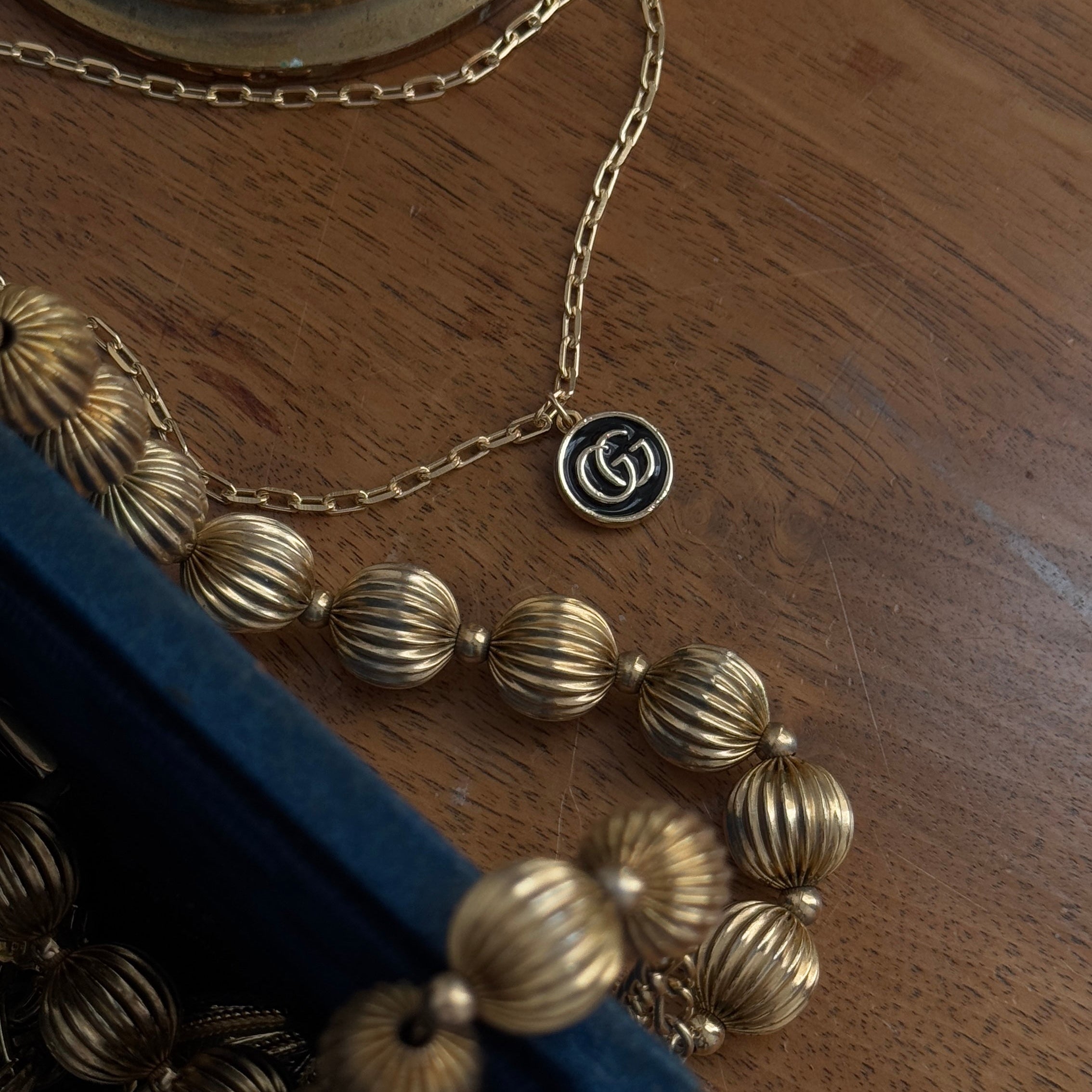 vintage mini gucci charm pendant necklace. black and gold.