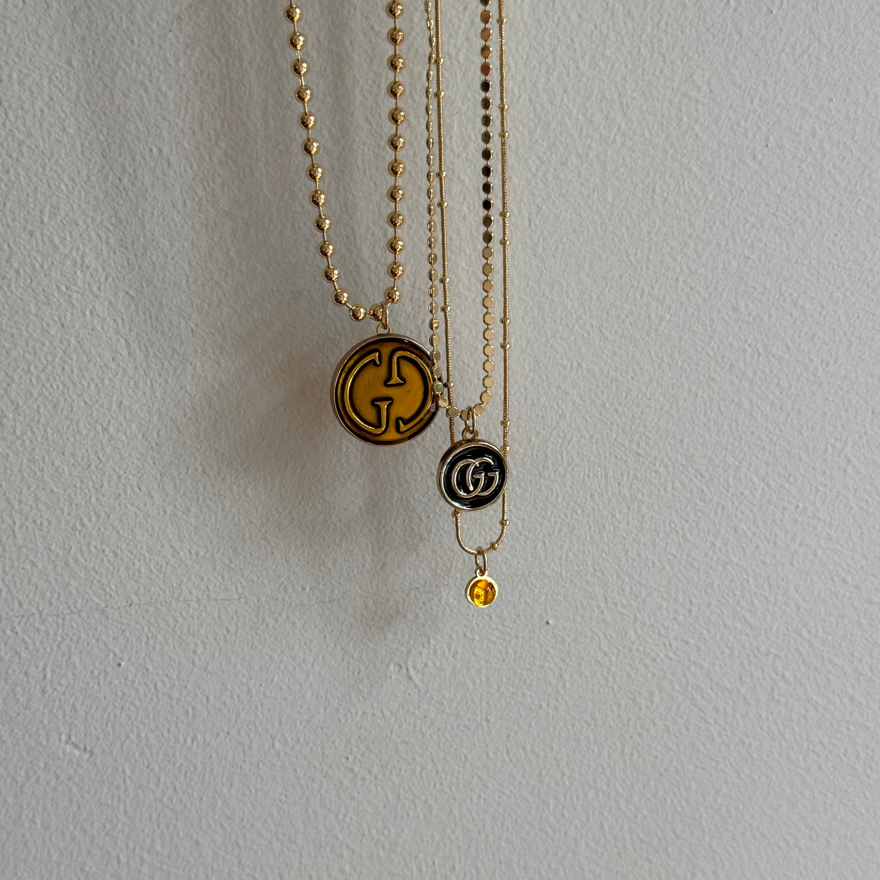 vintage mini gucci charm pendant necklace. black and gold.