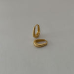 subtle teardrop shape, these retro inspired ribbed huggie hoop earrings are crafted of Vermeil (14K gold-plated sterling silver)