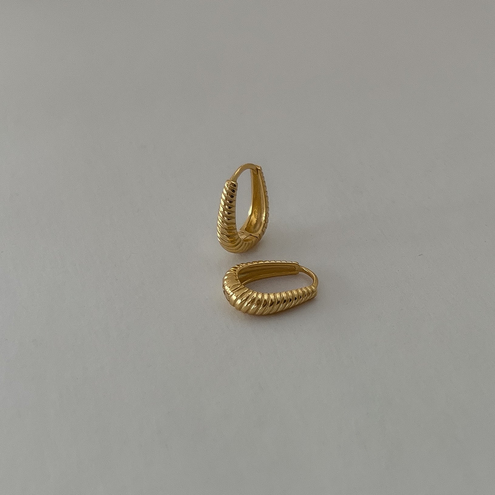 subtle teardrop shape, these retro inspired ribbed huggie hoop earrings are crafted of Vermeil (14K gold-plated sterling silver)