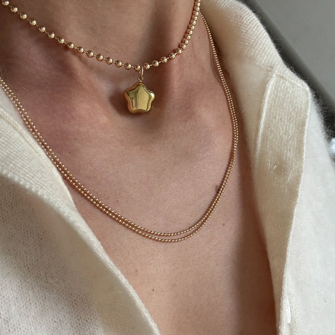 Puffy star gold choker necklace