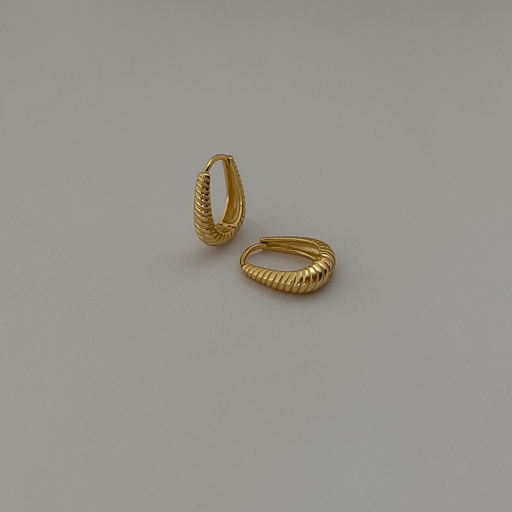 subtle teardrop shape, these retro inspired ribbed huggie hoop earrings are crafted of Vermeil (14K gold-plated sterling silver)